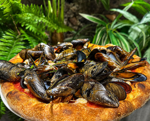 Pizza gourmet preparata nella pizzeria Anima e Cozze a Nicolosi