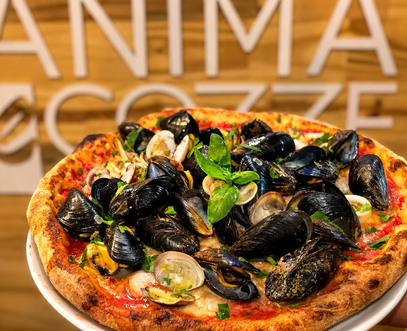Pizza con cozze preparata da Anima e Cozze a Nicolosi